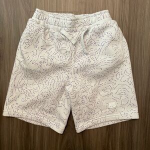 Nike boys White and Purple Patterned Shorts size M